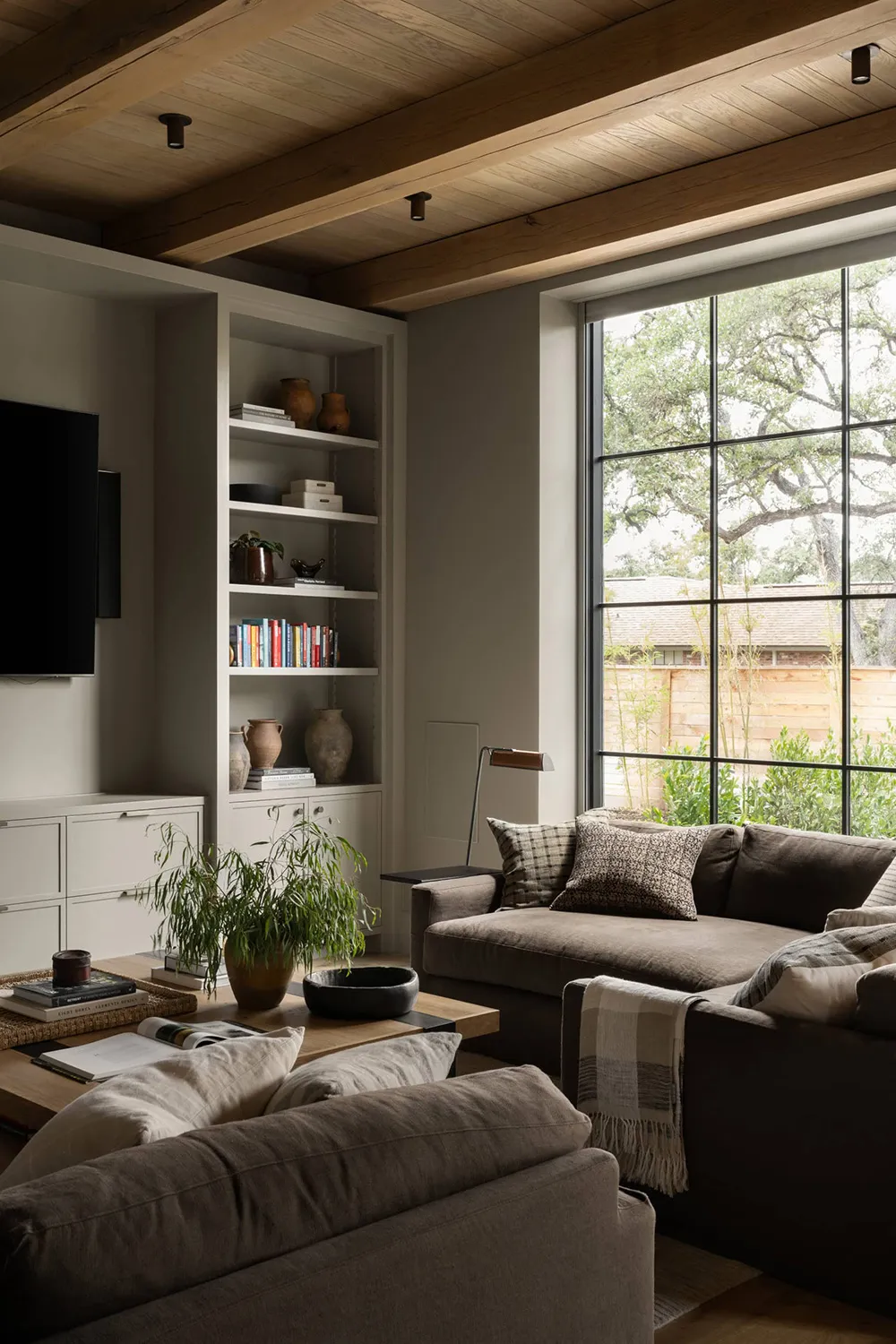 Agradable mezcla del estilo tradicional y moderno en el diseño de casas en Texas - Gallery image 21