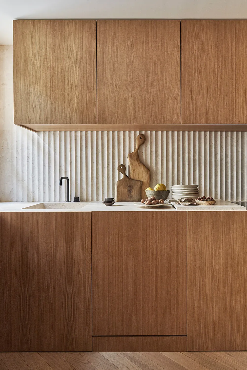 Surowe belki i wyrafinowany dekor: mieszkanie na dachu w Paryżu - Gallery image 4