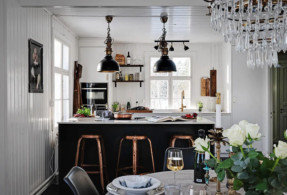 Villa blanche en Suède avec intérieurs noir et blanc - Gallery image 9