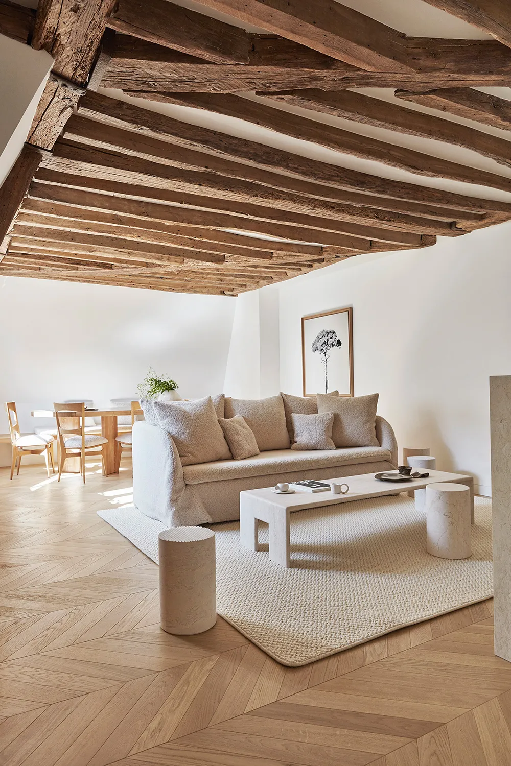 Surowe belki i wyrafinowany dekor: mieszkanie na dachu w Paryżu - Gallery image 3