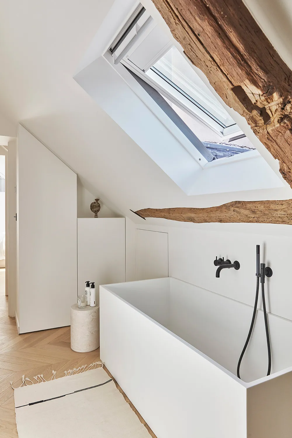 Surowe belki i wyrafinowany dekor: mieszkanie na dachu w Paryżu - Gallery image 12