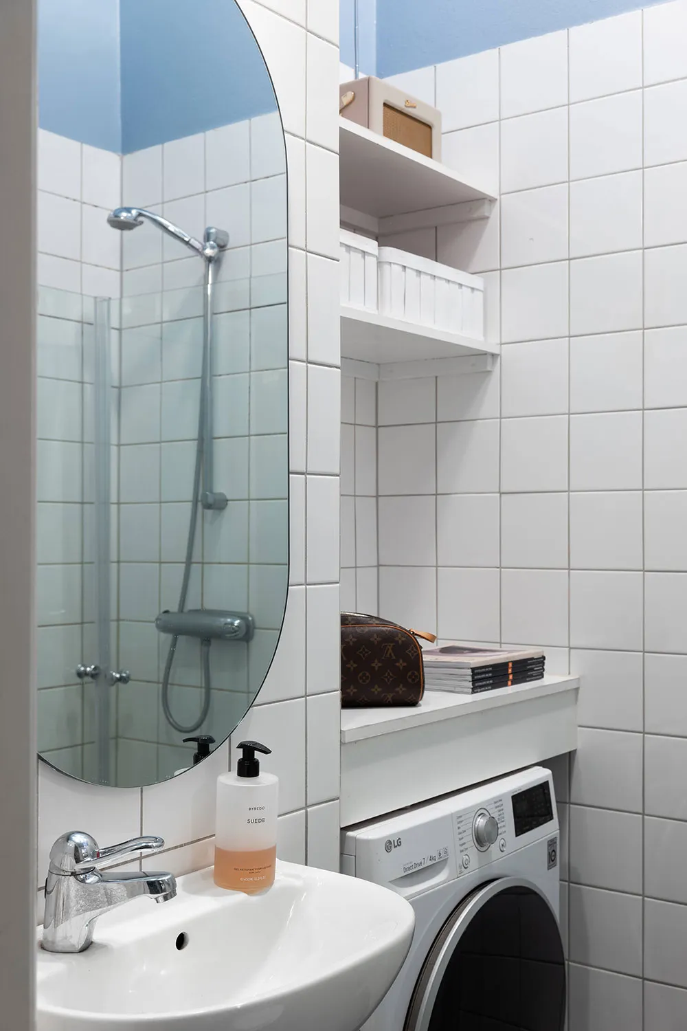 Kleine, elegante Wohnung mit rotem Schlafzimmer: Stockholm (57 qm) - Gallery image 13