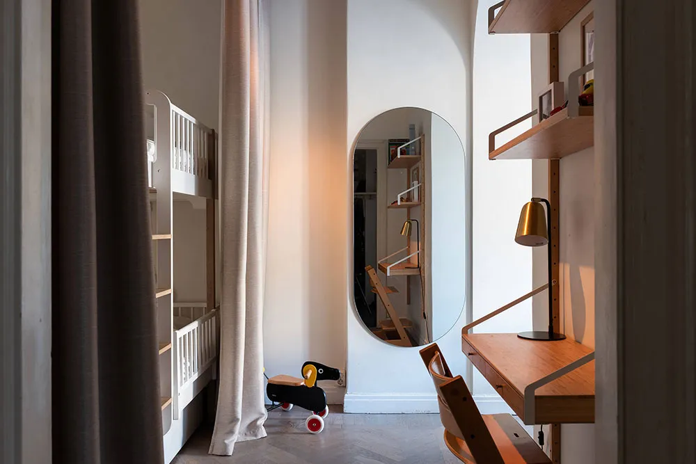 Kleine, elegante Wohnung mit rotem Schlafzimmer: Stockholm (57 qm) - Gallery image 6