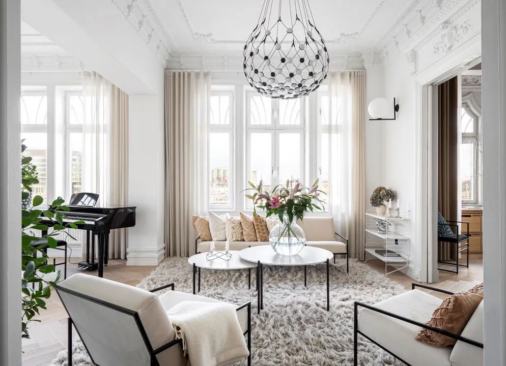Рояль, чорні акценти та ліпіна: незвичайна квартира в Стокгольмі - Gallery image 1
