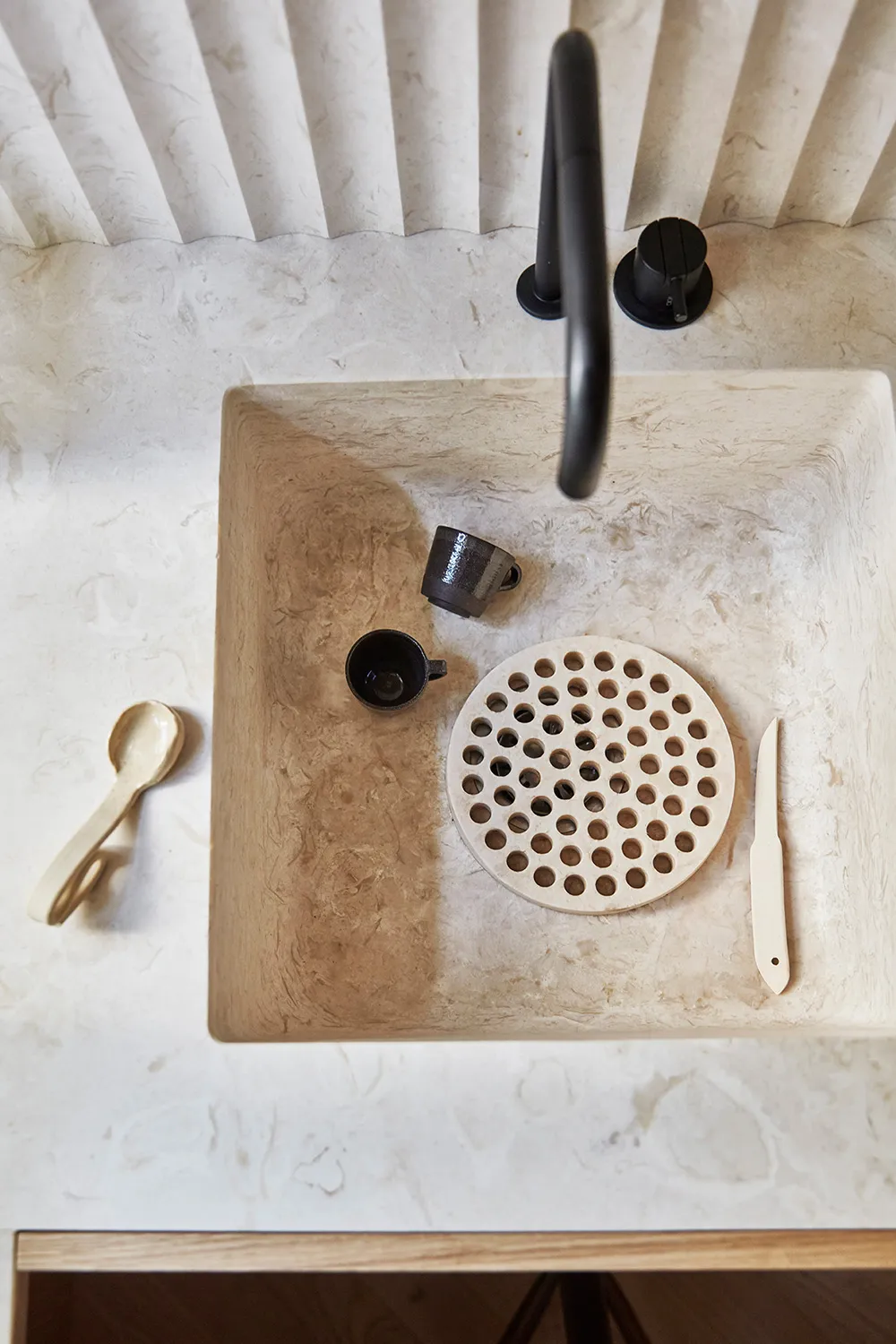 Surowe belki i wyrafinowany dekor: mieszkanie na dachu w Paryżu - Gallery image 5