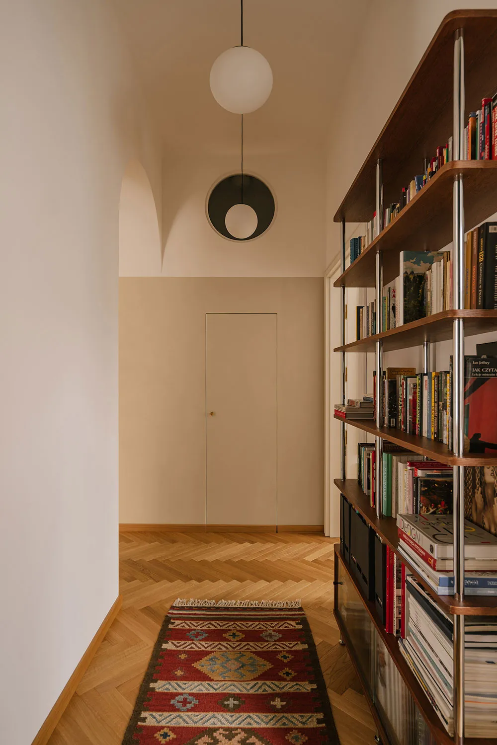 Un merveilleux éclairage, détails rétro et verdure à travers la fenêtre : appartement à Cracovie - Gallery image 14