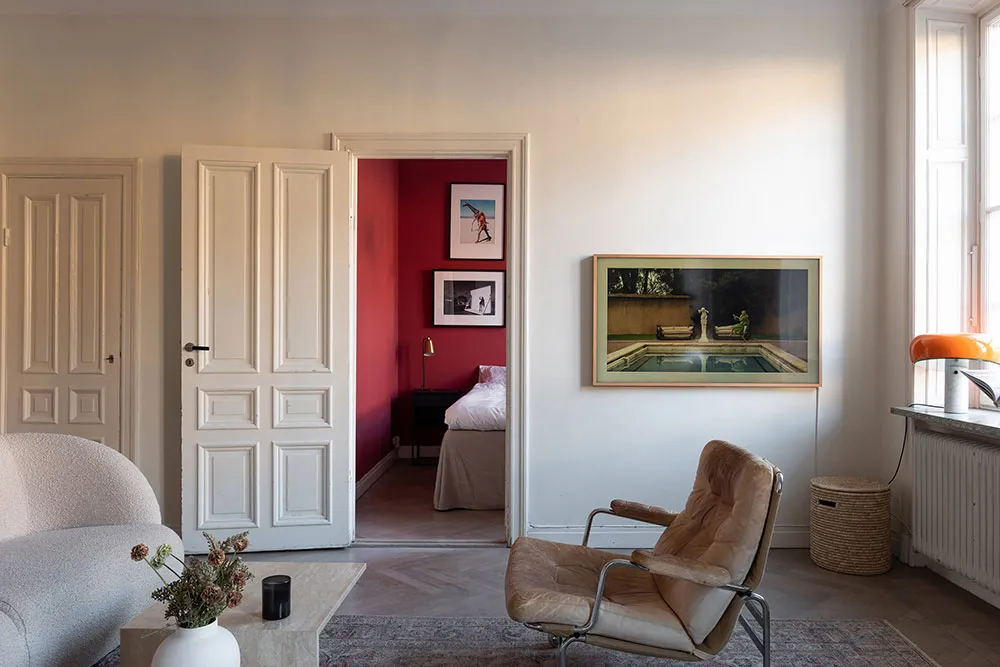 Kleine, elegante Wohnung mit rotem Schlafzimmer: Stockholm (57 qm) - Gallery image 3