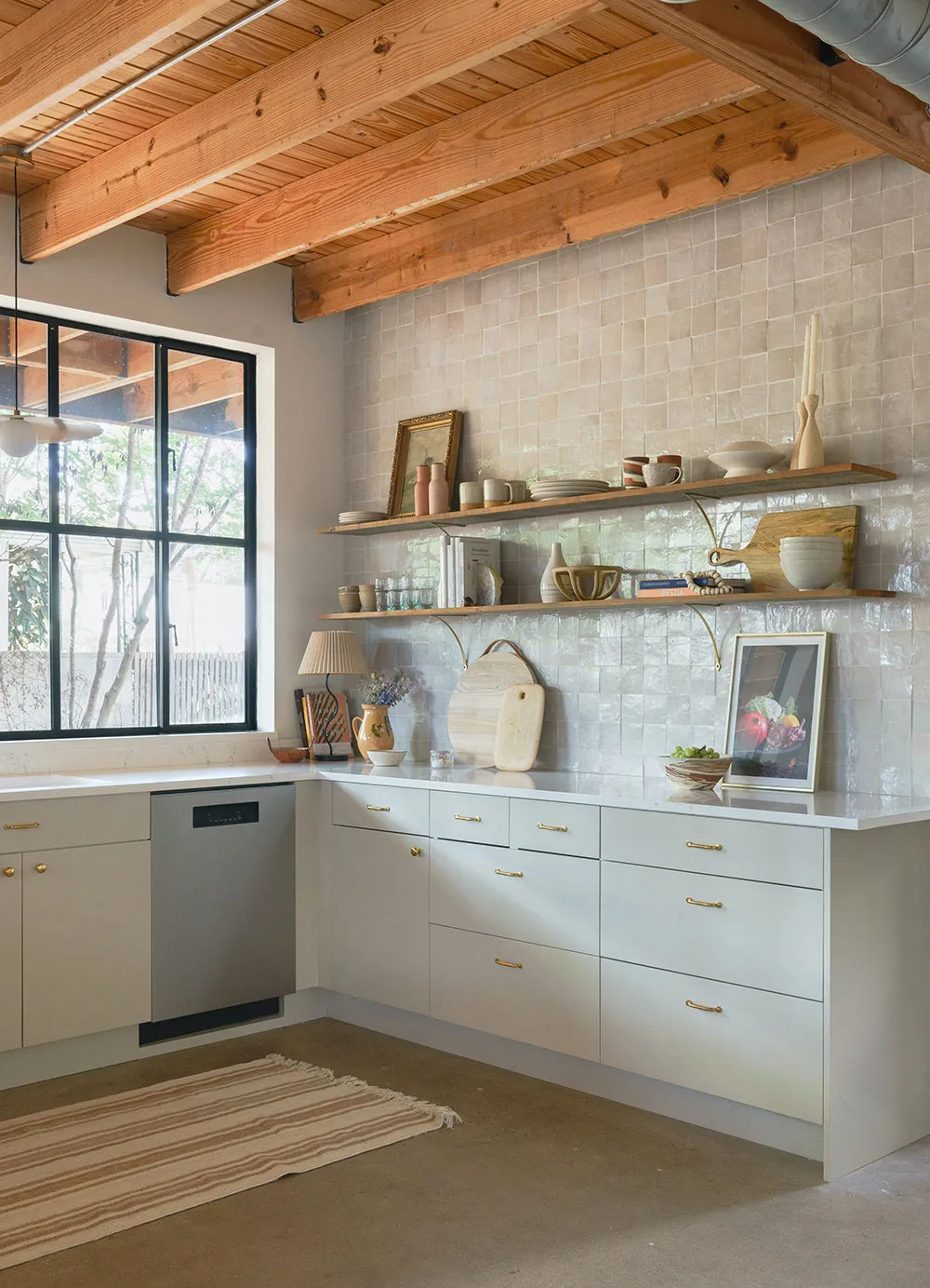 Intérieurs lumineux et chaleureux dans le style industriel à Austin - Gallery image 3