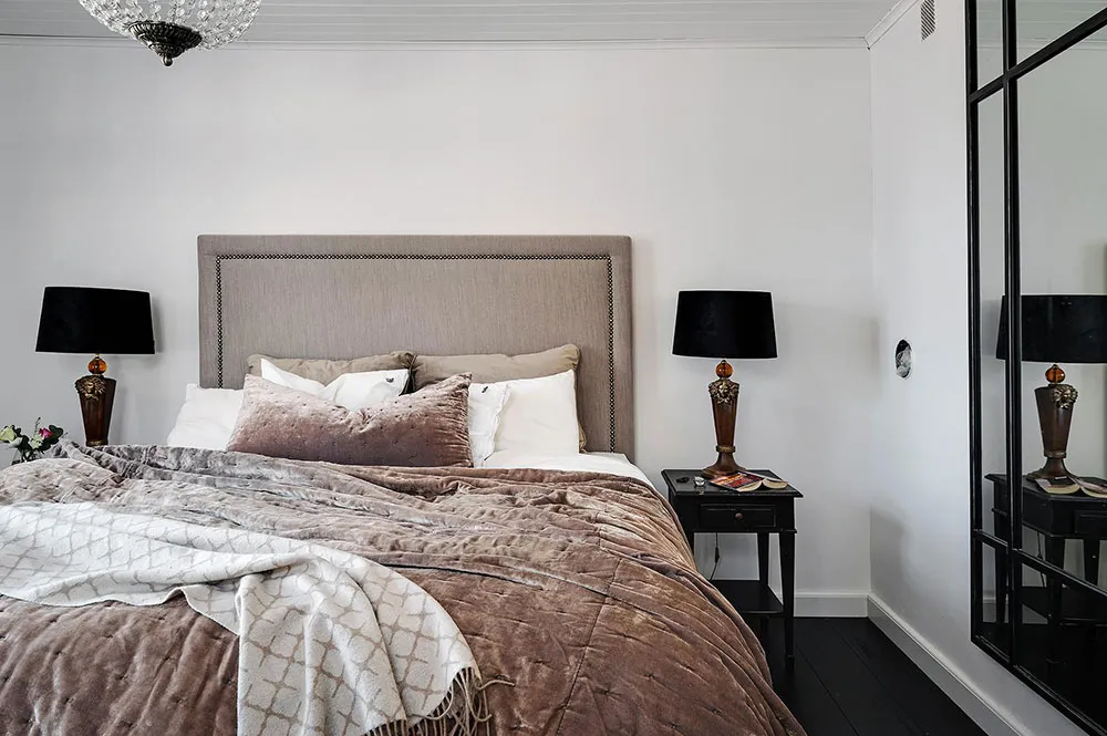 Villa blanche en Suède avec intérieurs noir et blanc - Gallery image 19