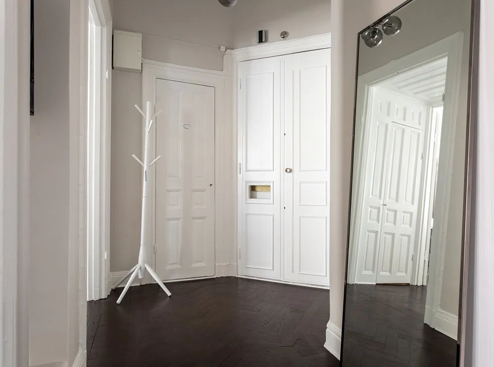 Темний під і біла меблі: квартира в Стокгольмі (90 кв. м) - Gallery image 24