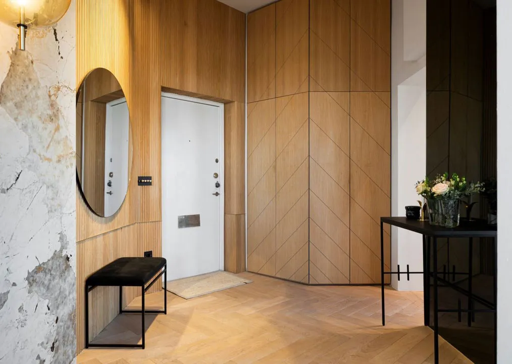 Рояль, чорні акценти та ліпіна: незвичайна квартира в Стокгольмі - Gallery image 28