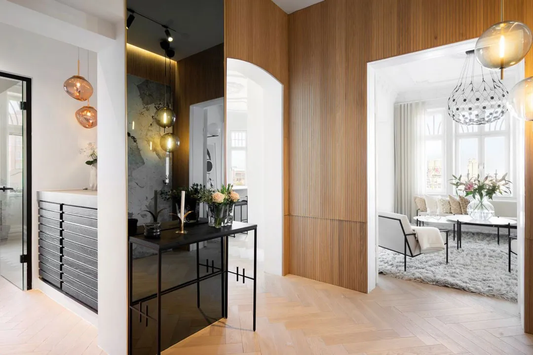 Рояль, чорні акценти та ліпіна: незвичайна квартира в Стокгольмі - Gallery image 25