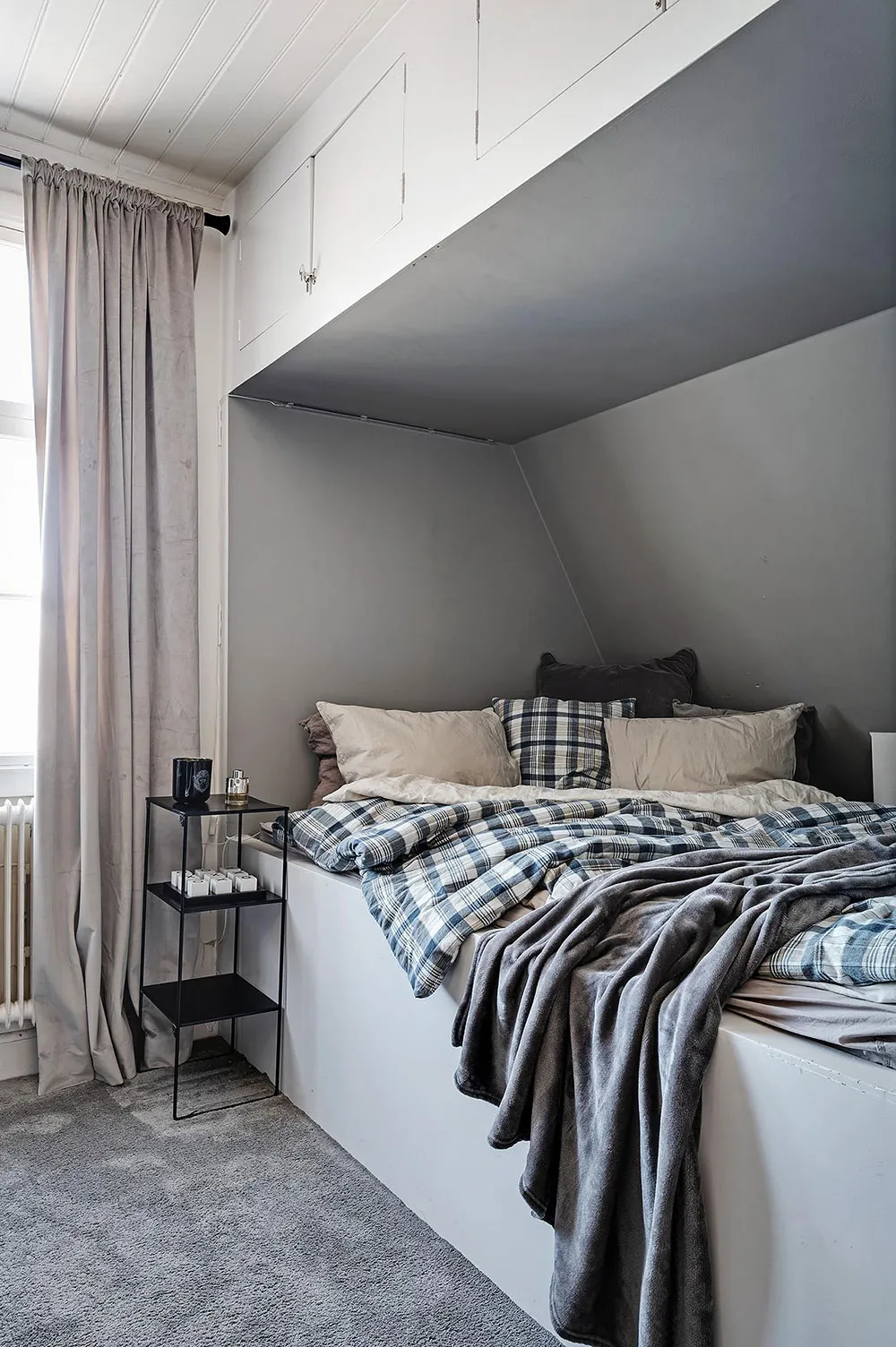 Villa blanche en Suède avec intérieurs noir et blanc - Gallery image 25