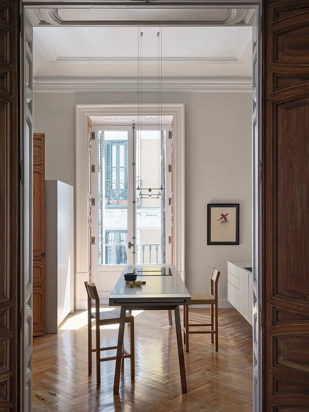 Arte del pasado y la modernidad en el diseño de apartamentos en Madrid - Gallery image 13