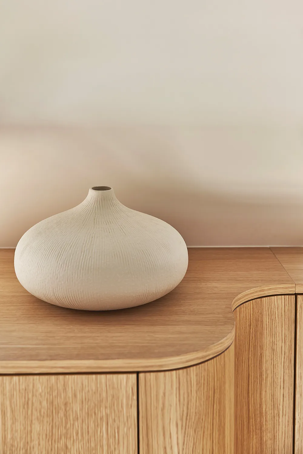 Surowe belki i wyrafinowany dekor: mieszkanie na dachu w Paryżu - Gallery image 7