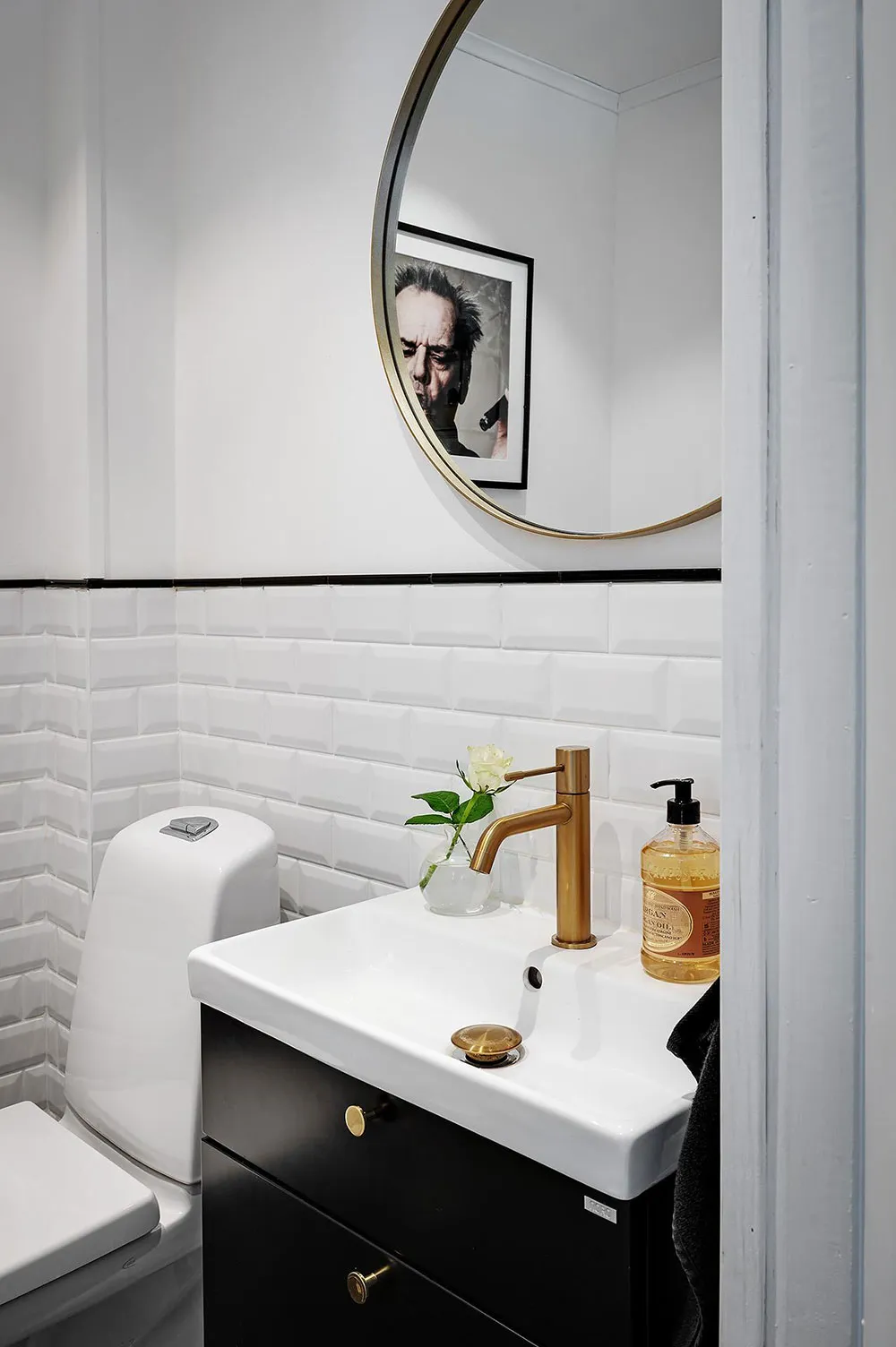 Villa blanche en Suède avec intérieurs noir et blanc - Gallery image 21