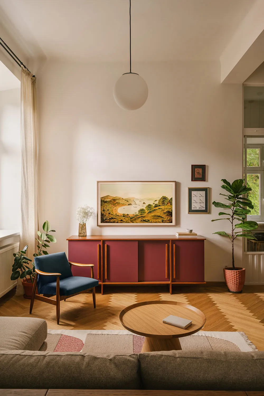 Un merveilleux éclairage, détails rétro et verdure à travers la fenêtre : appartement à Cracovie - Gallery image 4