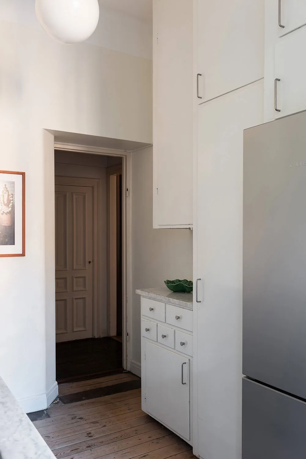 Kleine, elegante Wohnung mit rotem Schlafzimmer: Stockholm (57 qm) - Gallery image 12