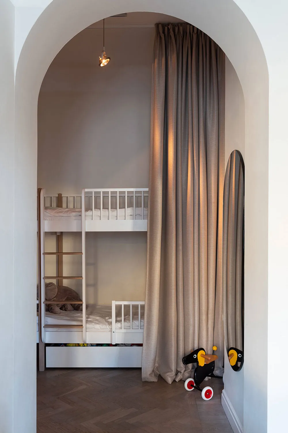 Kleine, elegante Wohnung mit rotem Schlafzimmer: Stockholm (57 qm) - Gallery image 7