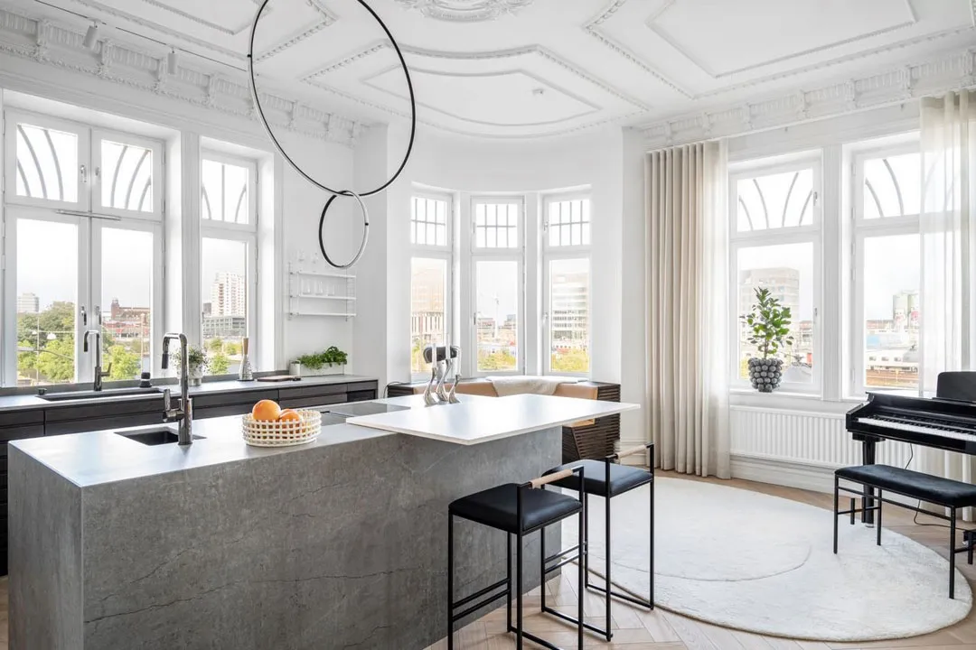 Рояль, чорні акценти та ліпіна: незвичайна квартира в Стокгольмі - Gallery image 8