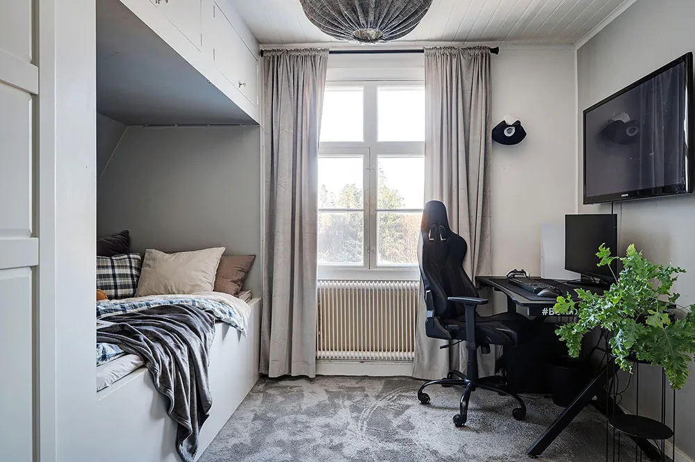 Villa blanche en Suède avec intérieurs noir et blanc - Gallery image 24