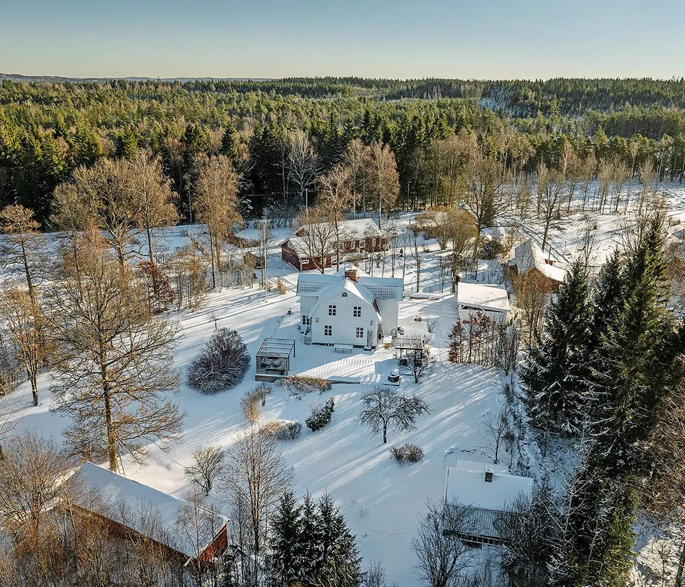 Villa blanche en Suède avec intérieurs noir et blanc - Gallery image 1