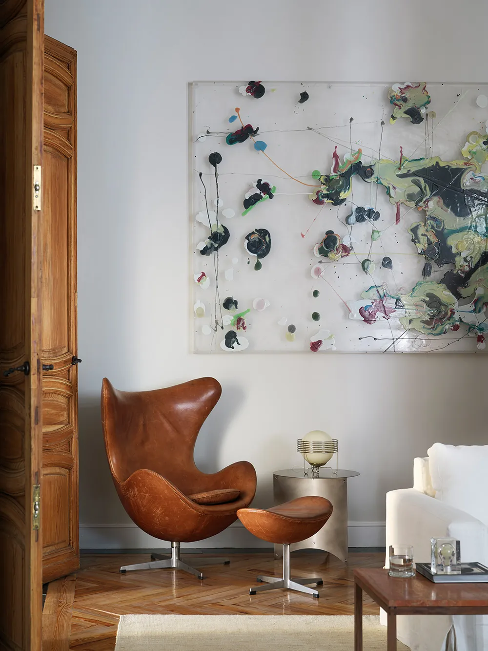 Arte del pasado y la modernidad en el diseño de apartamentos en Madrid - Gallery image 6