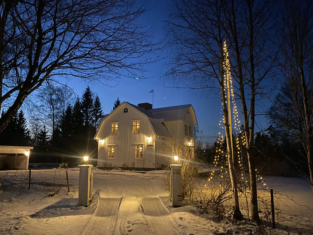 Villa blanche en Suède avec intérieurs noir et blanc - Gallery image 35