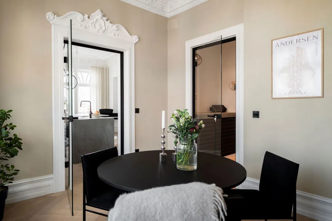 Рояль, чорні акценти та ліпіна: незвичайна квартира в Стокгольмі - Gallery image 17