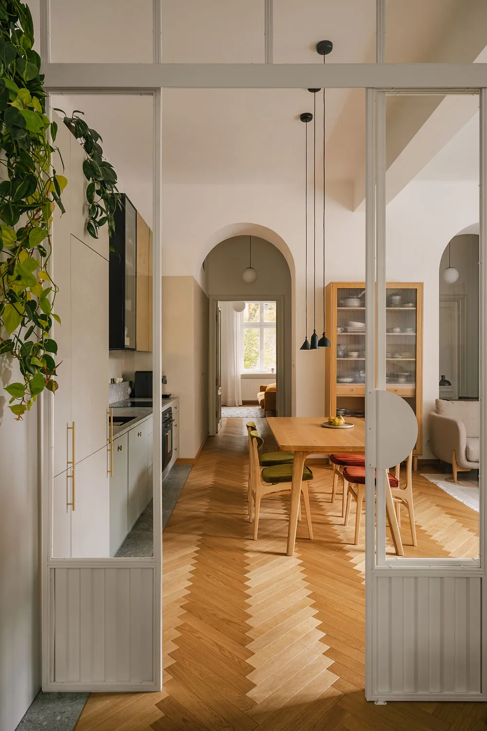 Un merveilleux éclairage, détails rétro et verdure à travers la fenêtre : appartement à Cracovie - Gallery image 1