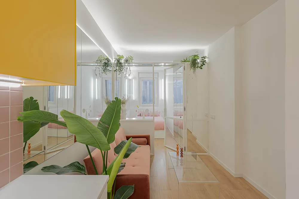 Pequeña y blanca vivienda con particiones de vidrio en Madrid (28 m²) - Gallery image 10