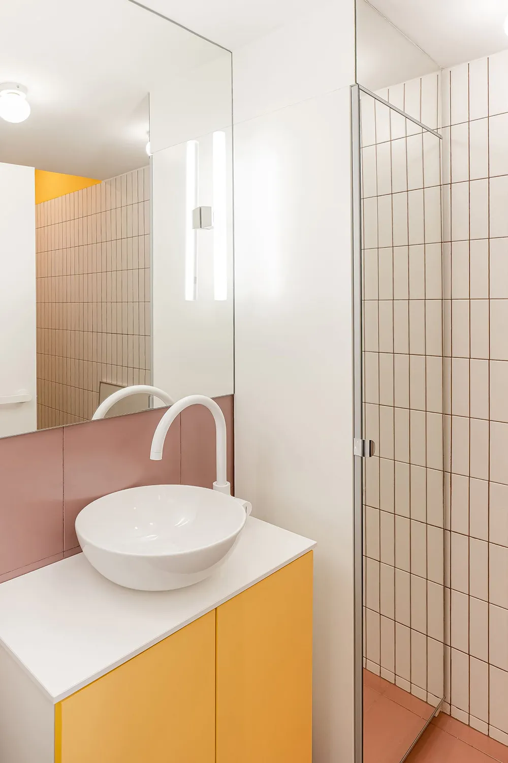 Pequeña y blanca vivienda con particiones de vidrio en Madrid (28 m²) - Gallery image 8