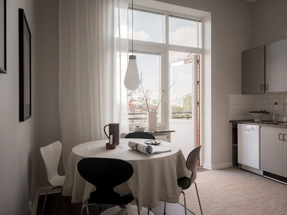 High ceilings and refined modern decor: small apartment in Goteborg (49 sqm) - Gallery image 16