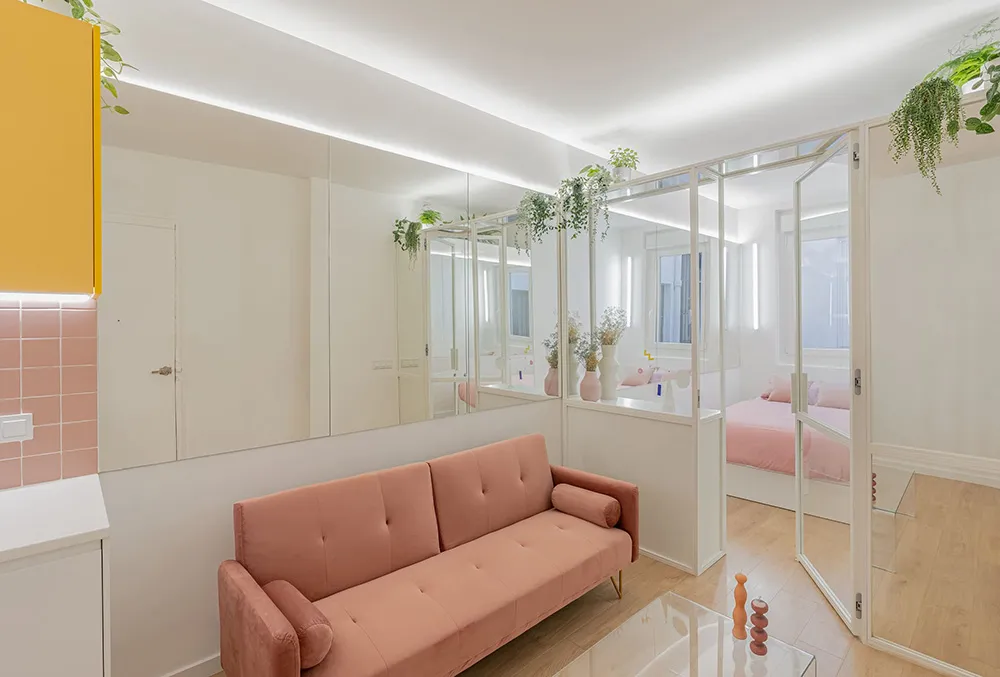 Pequeña y blanca vivienda con particiones de vidrio en Madrid (28 m²) - Gallery image 7