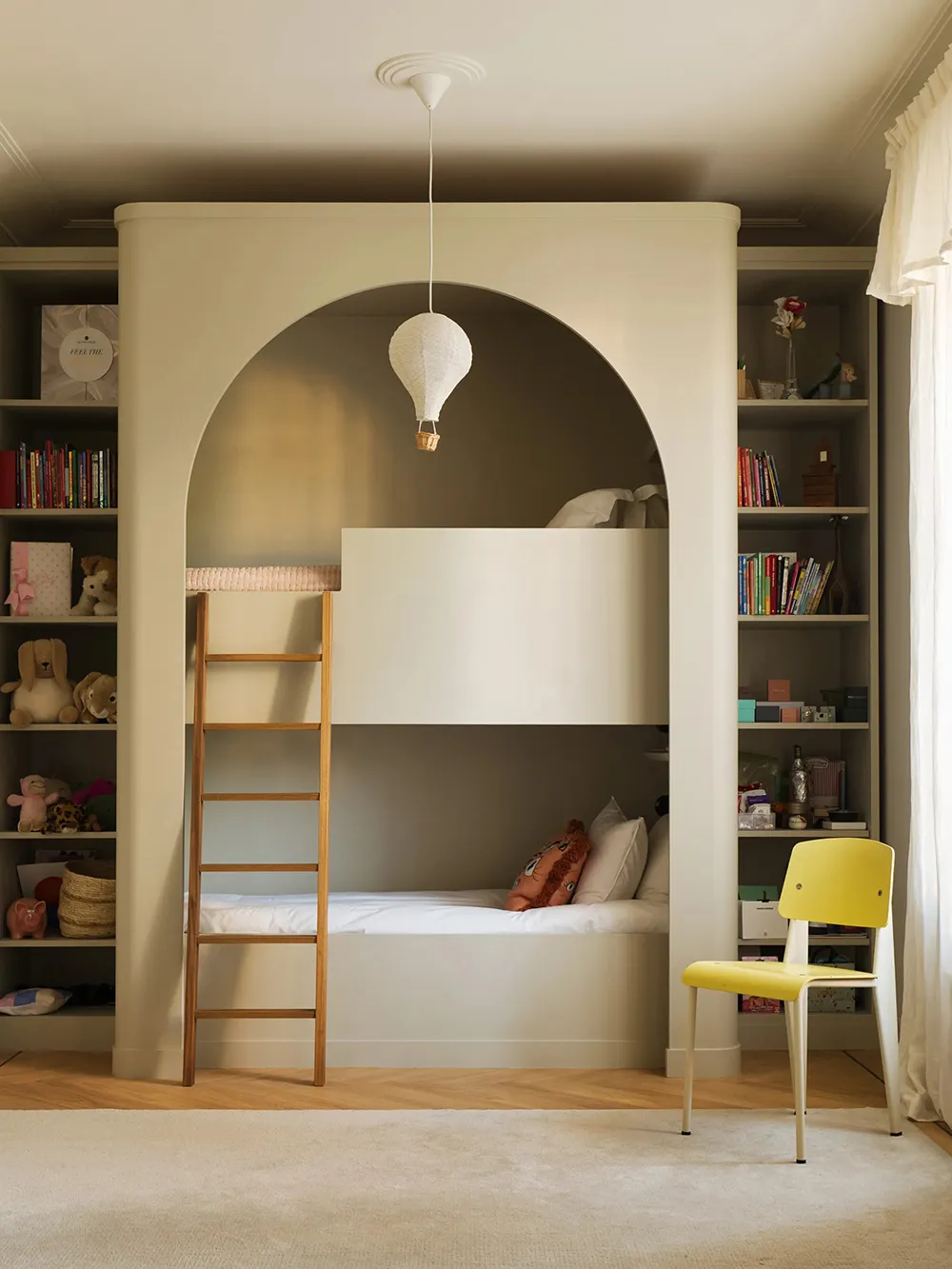 Arte, paredes decorativas y diseño elegante: un interior escandinavo no convencional en Estocolmo - Gallery image 13