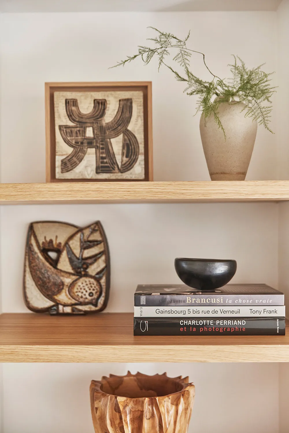 Surowe belki i wyrafinowany dekor: mieszkanie na dachu w Paryżu - Gallery image 8