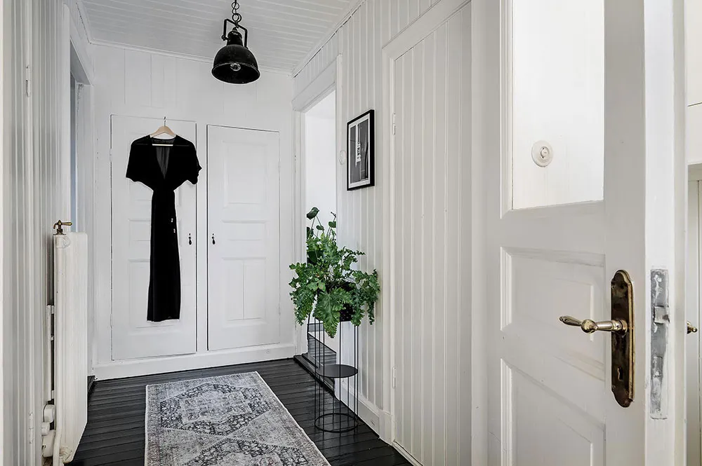 Villa blanche en Suède avec intérieurs noir et blanc - Gallery image 22