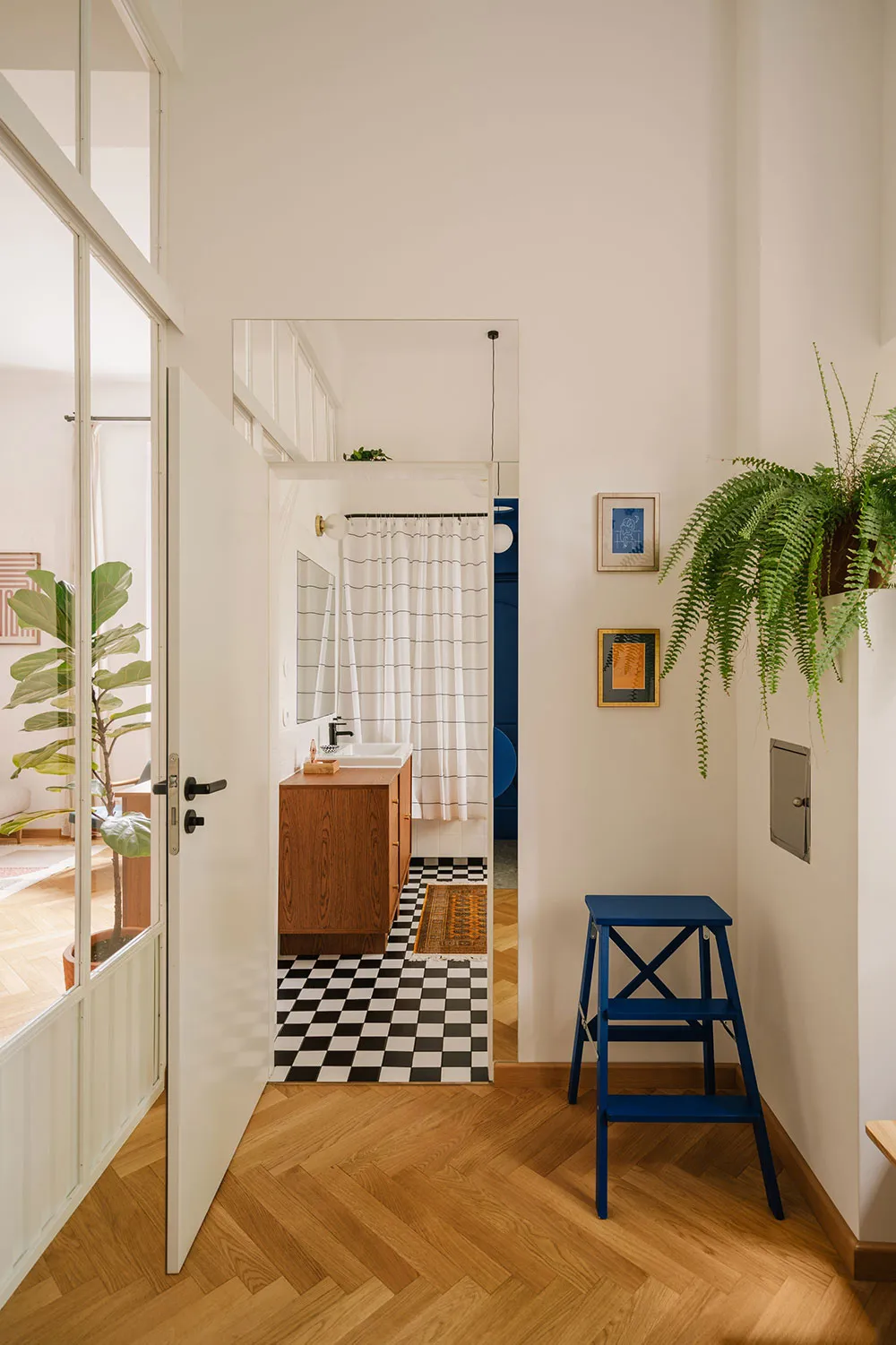 Un merveilleux éclairage, détails rétro et verdure à travers la fenêtre : appartement à Cracovie - Gallery image 12