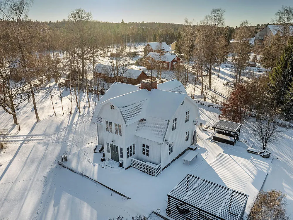 Villa blanche en Suède avec intérieurs noir et blanc - Gallery image 2