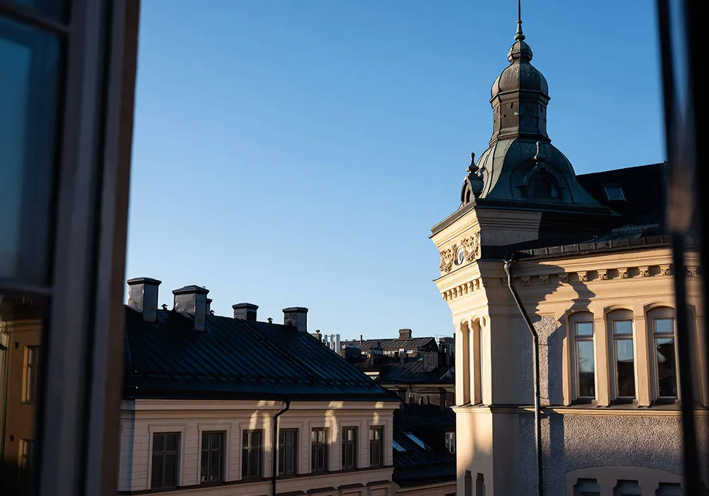 Kleine, elegante Wohnung mit rotem Schlafzimmer: Stockholm (57 qm) - Gallery image 5