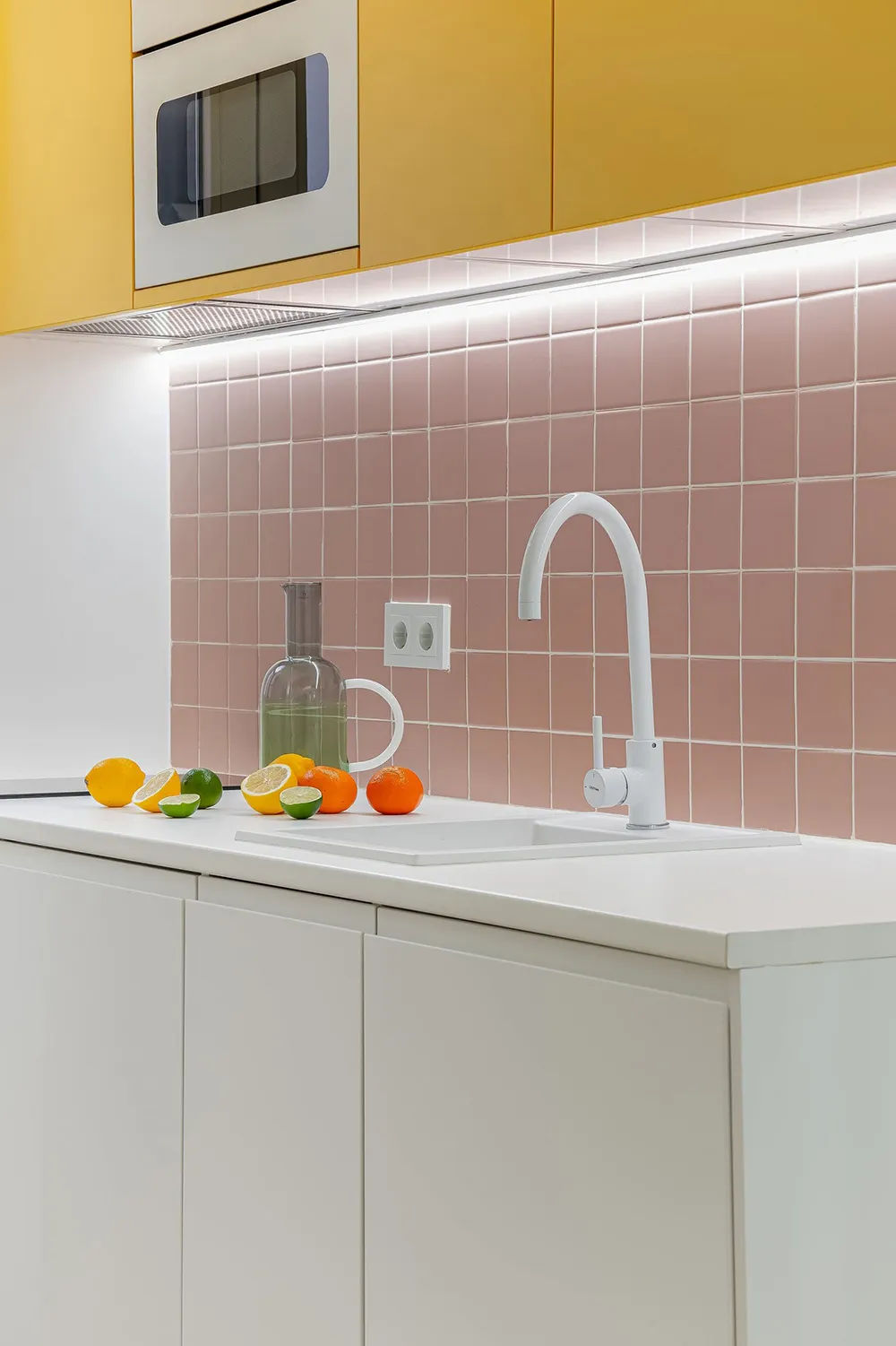 Pequeña y blanca vivienda con particiones de vidrio en Madrid (28 m²) - Gallery image 6