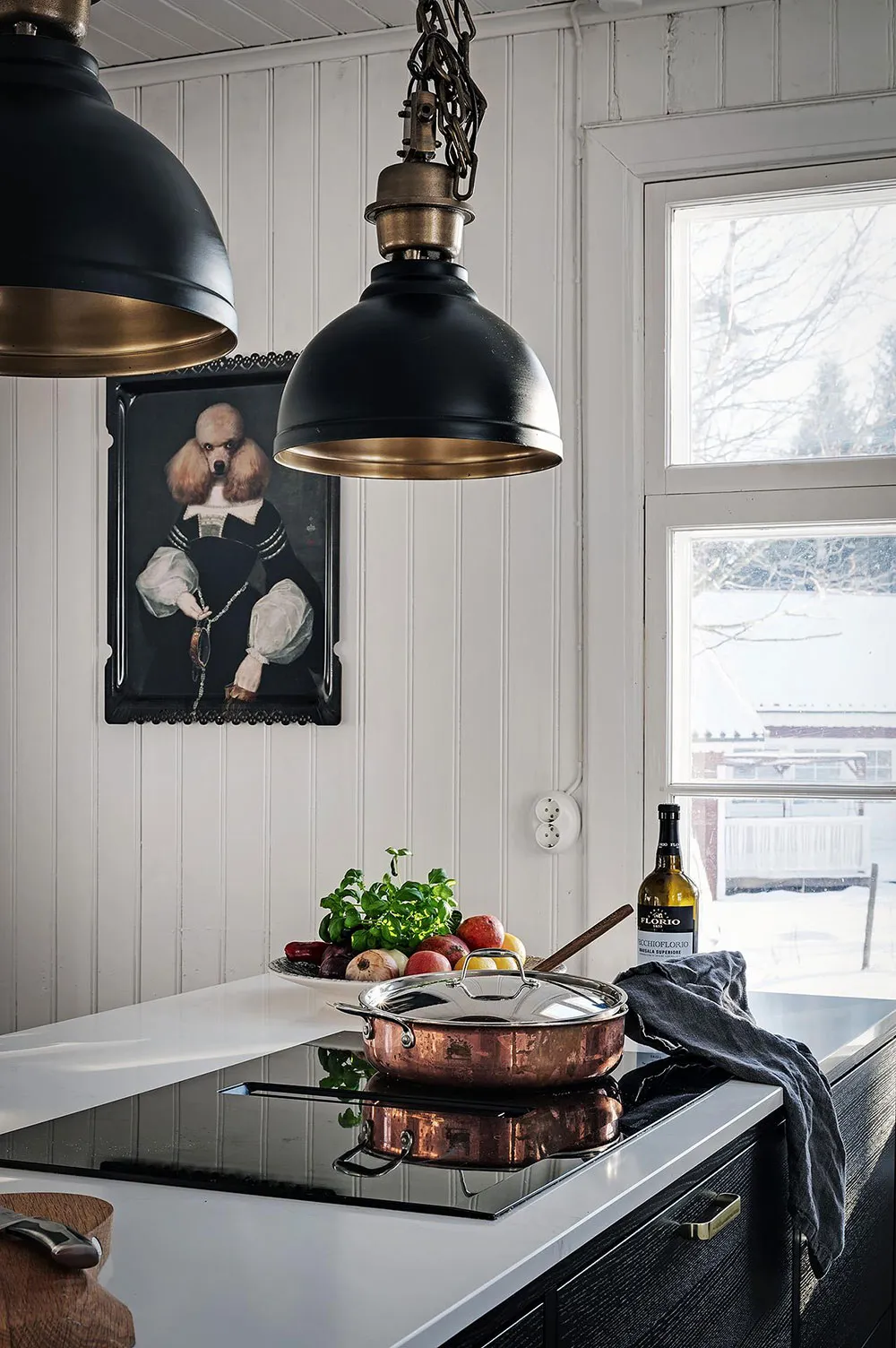 Villa blanche en Suède avec intérieurs noir et blanc - Gallery image 8