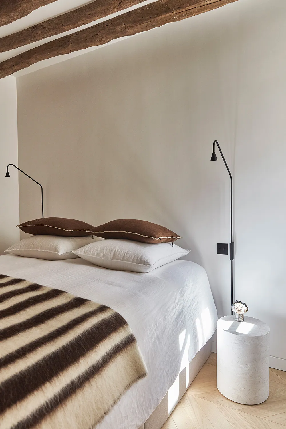 Surowe belki i wyrafinowany dekor: mieszkanie na dachu w Paryżu - Gallery image 13