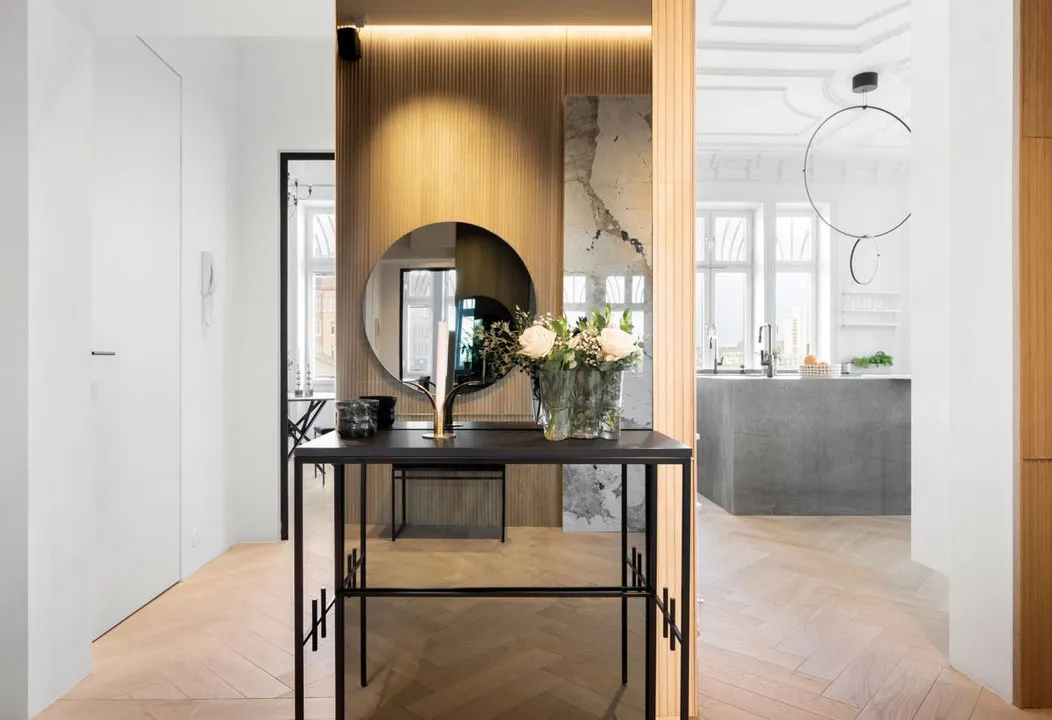 Рояль, чорні акценти та ліпіна: незвичайна квартира в Стокгольмі - Gallery image 26