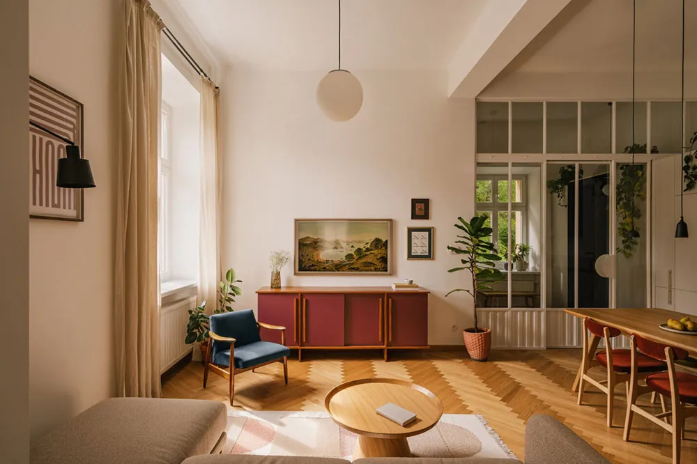 Un merveilleux éclairage, détails rétro et verdure à travers la fenêtre : appartement à Cracovie - Gallery image 7