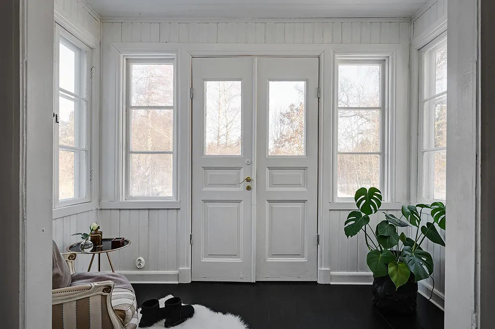 Villa blanche en Suède avec intérieurs noir et blanc - Gallery image 15