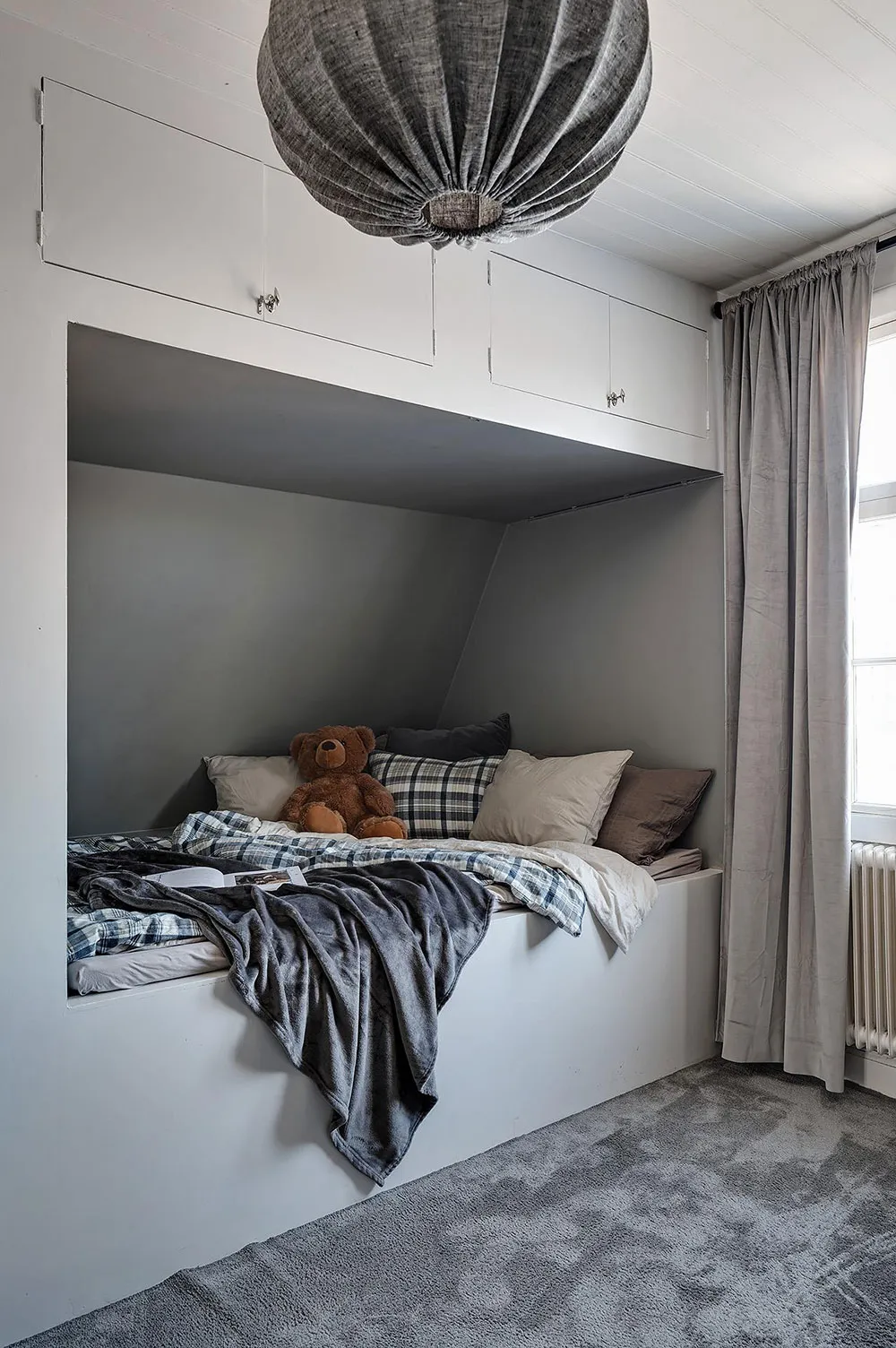 Villa blanche en Suède avec intérieurs noir et blanc - Gallery image 23