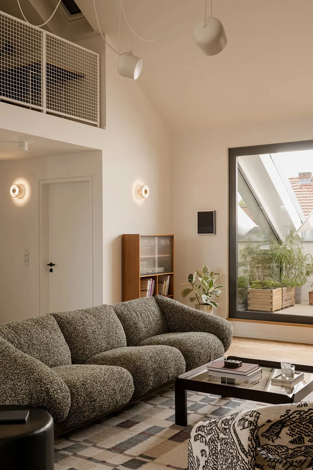 Urocze i nowoczesne mieszkanie rodzinalne pod dachem w Berlinie - Gallery image 1