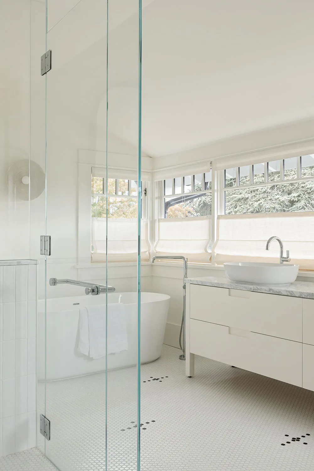 Bright and Cozy Country Cottage in Canada - Gallery image 10