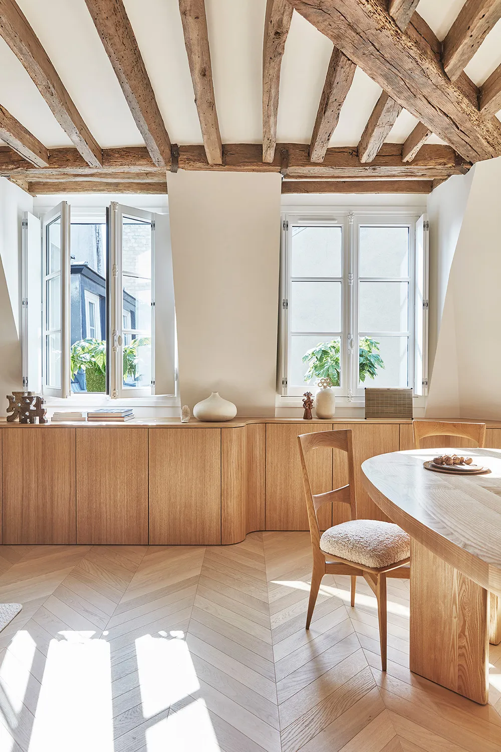 Surowe belki i wyrafinowany dekor: mieszkanie na dachu w Paryżu - Gallery image 6